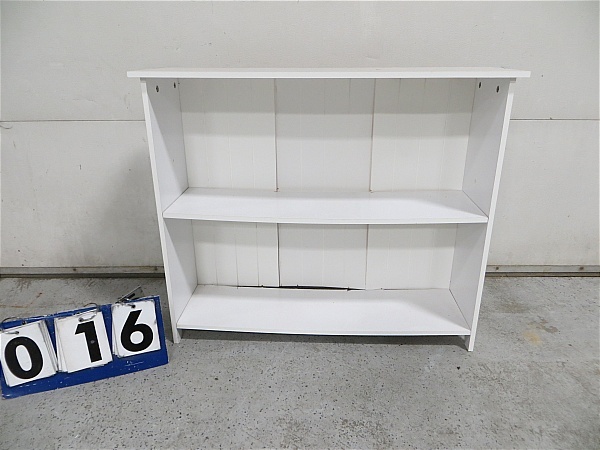 lot 16 image: White Shelf