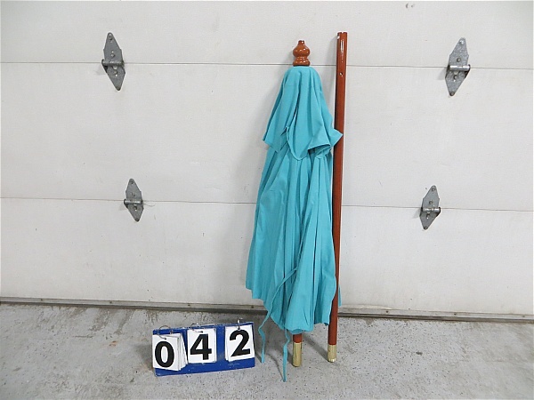 lot 42 image: ft. Wood Market Umbrella