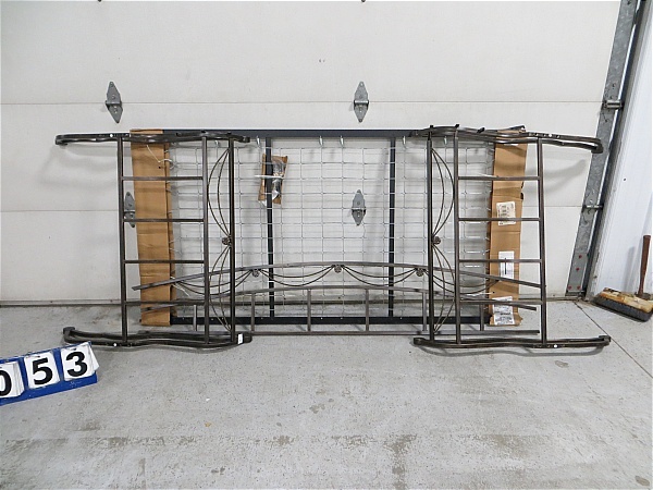 lot 53 image: Metal Daybed