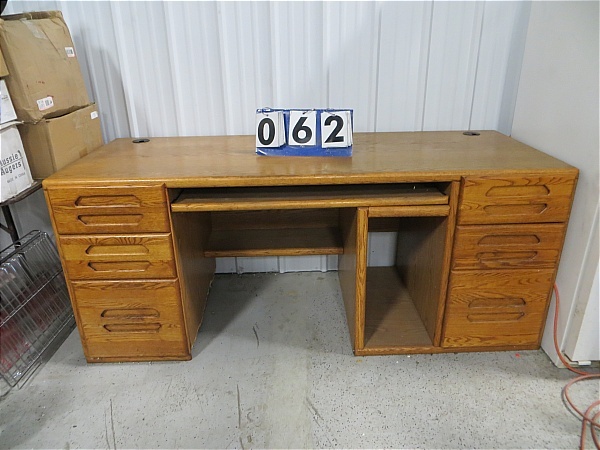 lot 62 image: Desk
