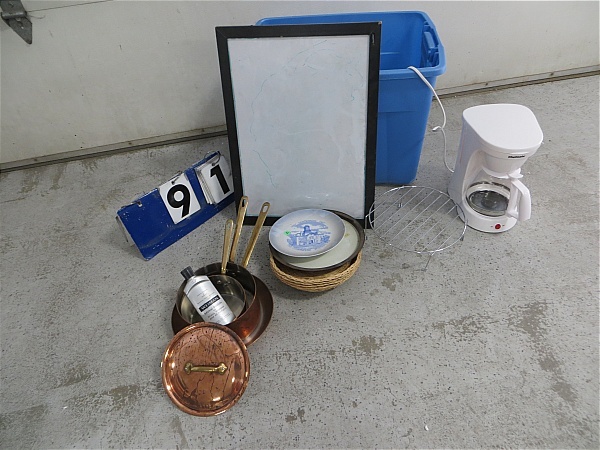lot 91 image: Lot of House hold items