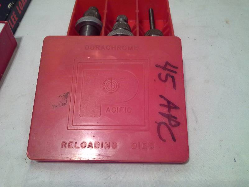 lot 19 image: Lee Loaders Shotgun Reloading Kit