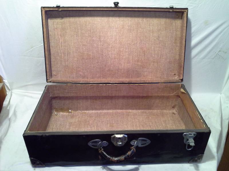 lot 30 image: Antique Suitcasetrunk