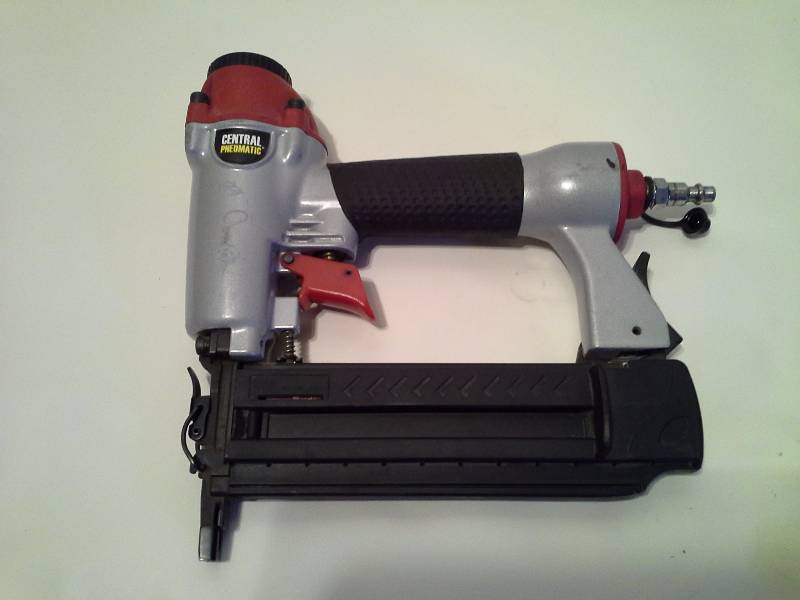 lot 43 image: 18 Gauge Brad Air Nailer