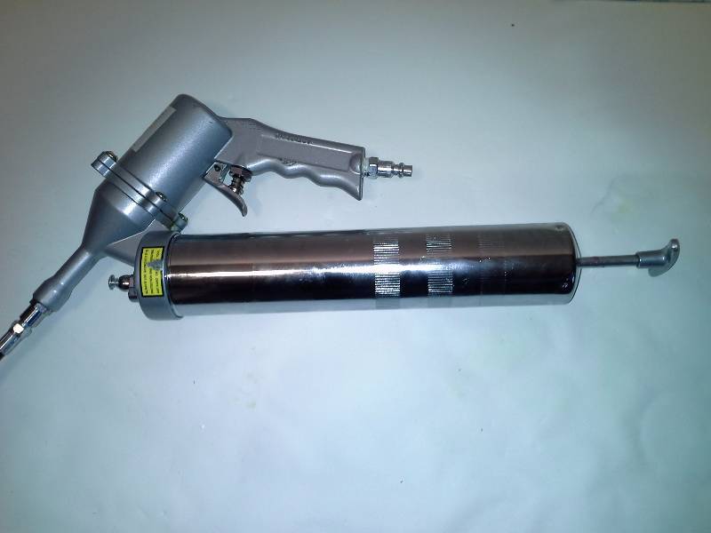 lot 63 image: Air Grease Gun