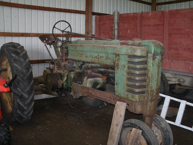 B JOHN DEERE TRACTOR