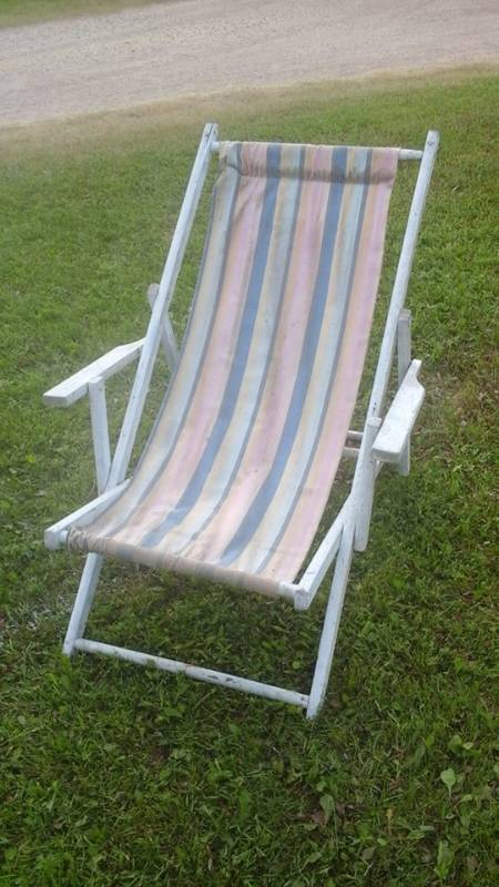 ANTIQUE BEACH CHAIR