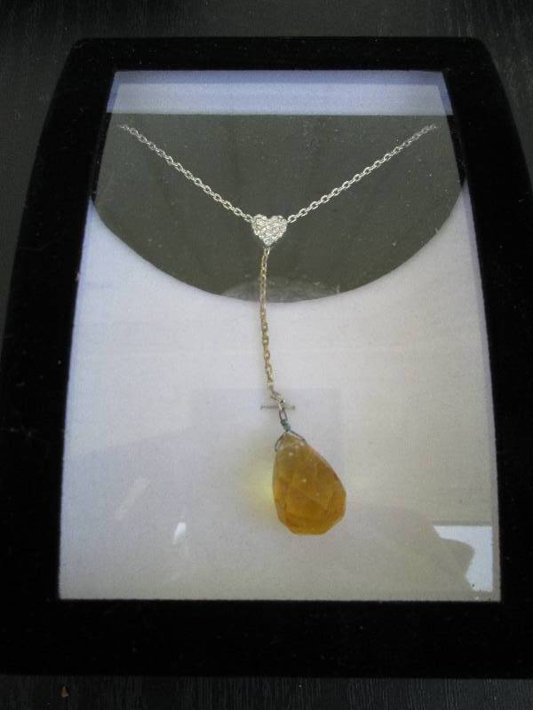 N ecklace with amber pendant...