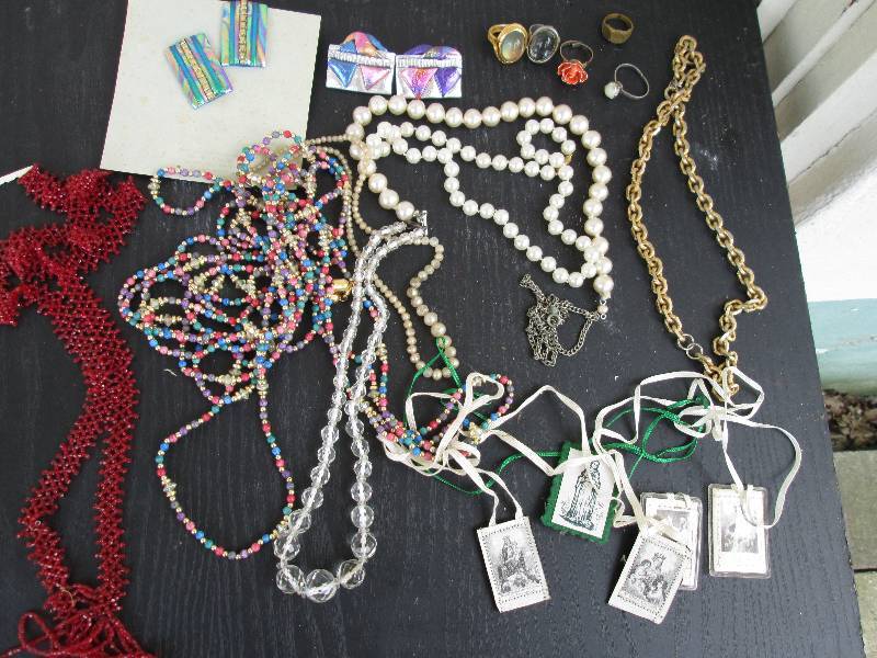 Vintage jewelry, necklaces, rings a...