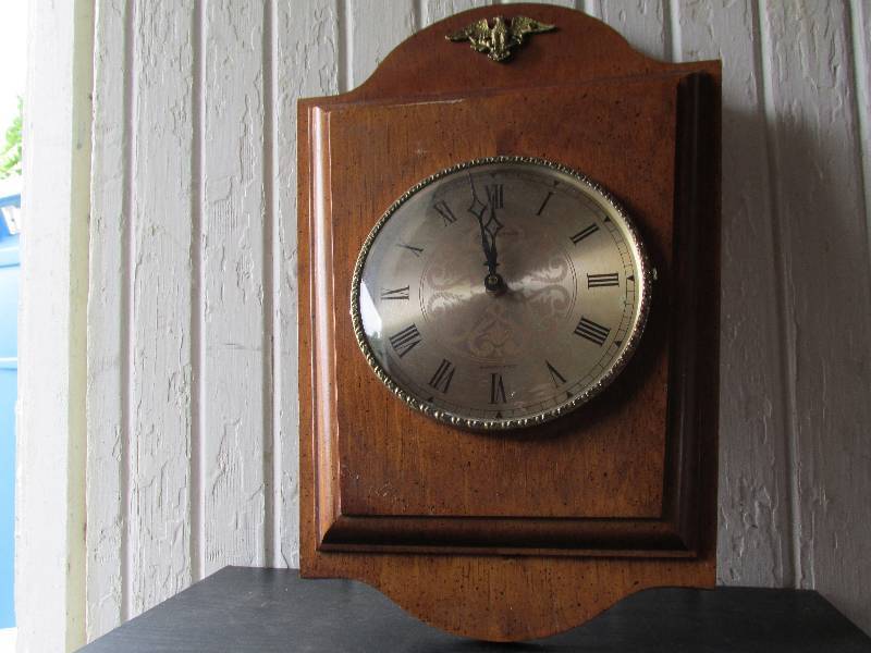 Beautiful solid wood wall clock, wi...