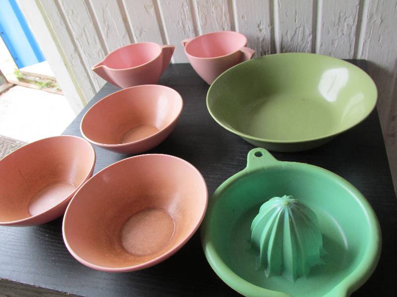Lot of vintage cups, bowls, and jui...