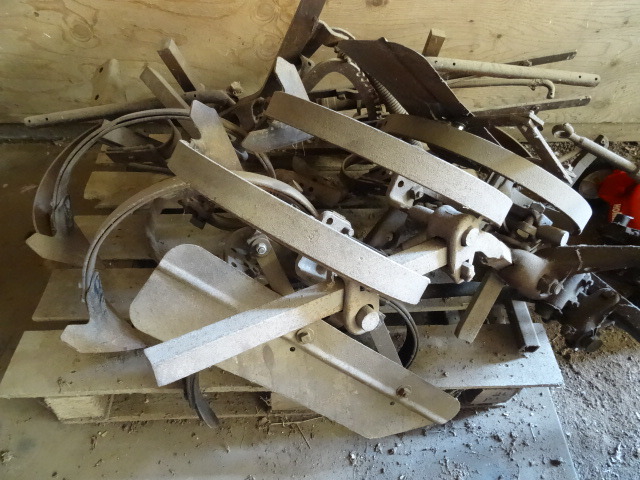 lot 7 image: Cub cultivator