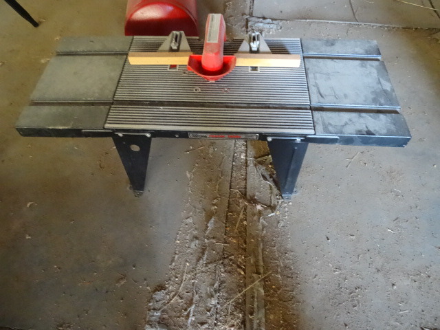 lot 10 image: Router table