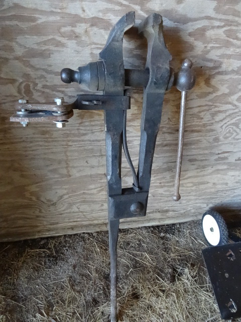 lot 19 image: Black smith vice