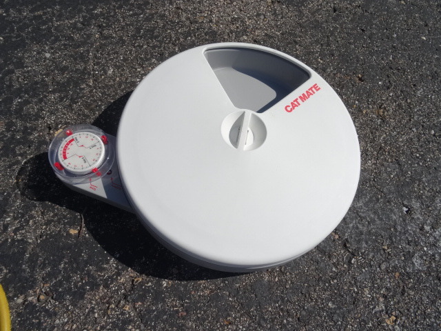 lot 24 image: Cat feeder