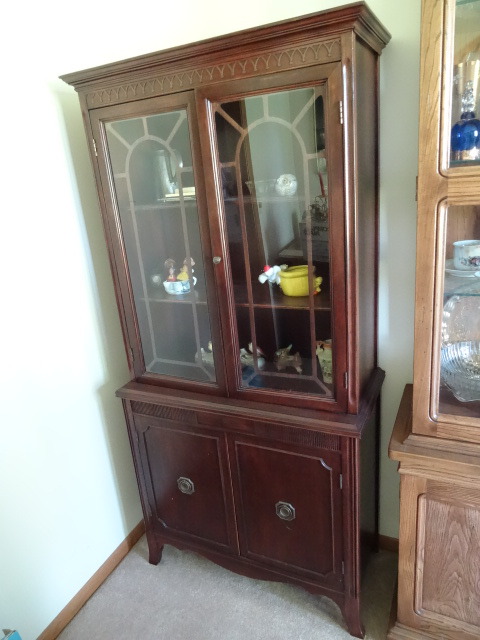 lot 31 image: China hutch