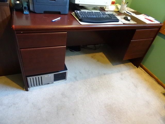 lot 32 image: Office desk