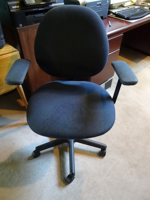 lot 33 image: Office chair