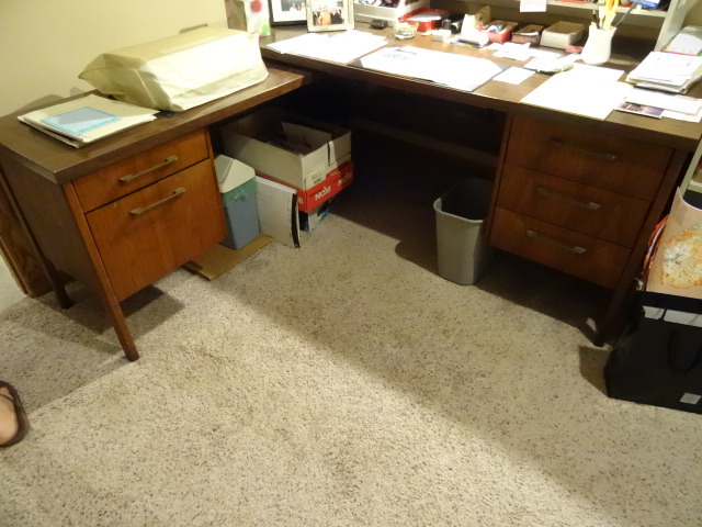 lot 35 image: L shaped office desk.