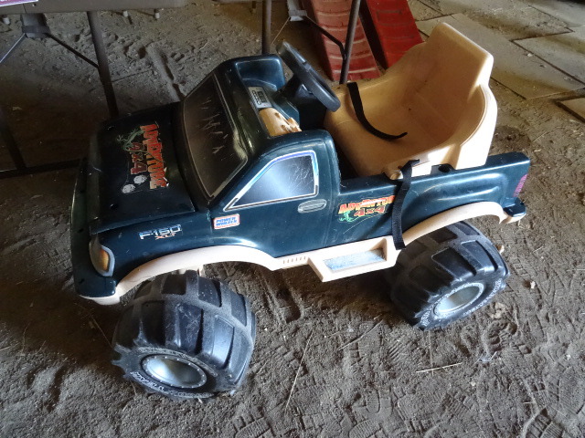 lot 44 image: Power wheels