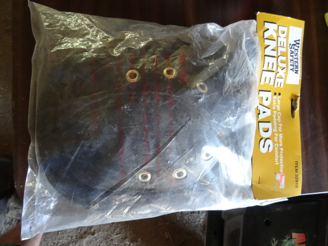 lot 45 image: Knee pads