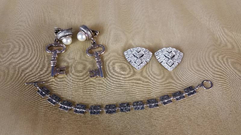 lot 76 image: Nice Lot of Earrings and a Bracelet