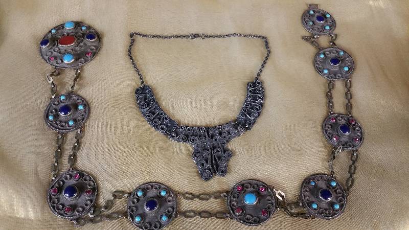 lot 77 image: Unique Necklace & Unique Petite Fashion Belt