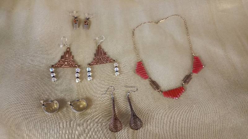 lot 82 image: Deco and Vintage Styled Jewelry