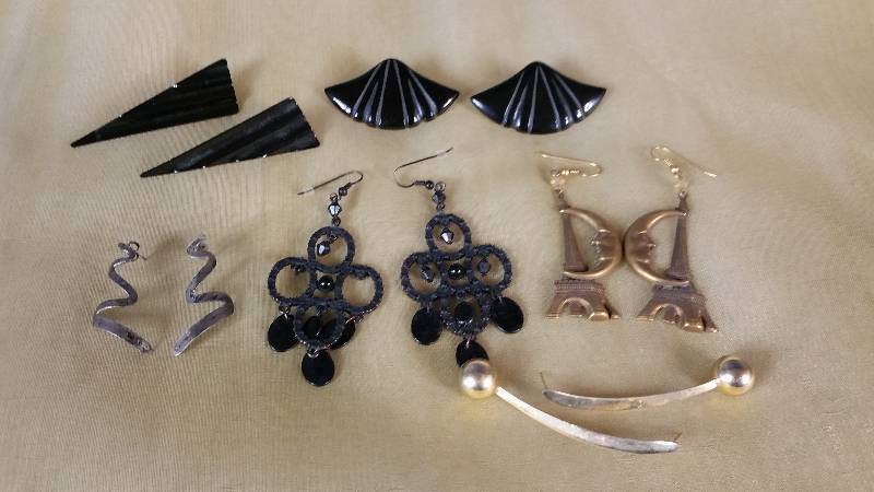 lot 85 image: Retro Vintage Jewelry Lot