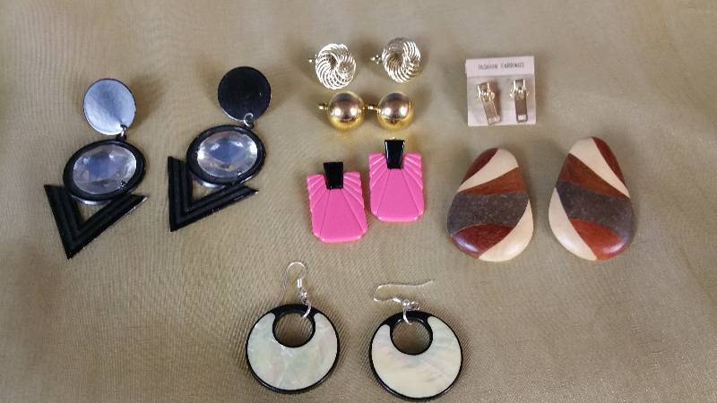 lot 89 image: Variety Earring Lot Incl Zipper Earrings