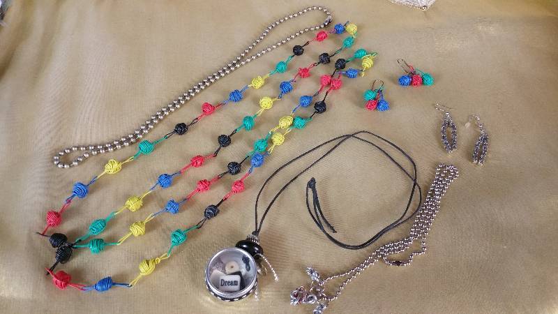 lot 93 image: Variet Group of Nice Jewelry