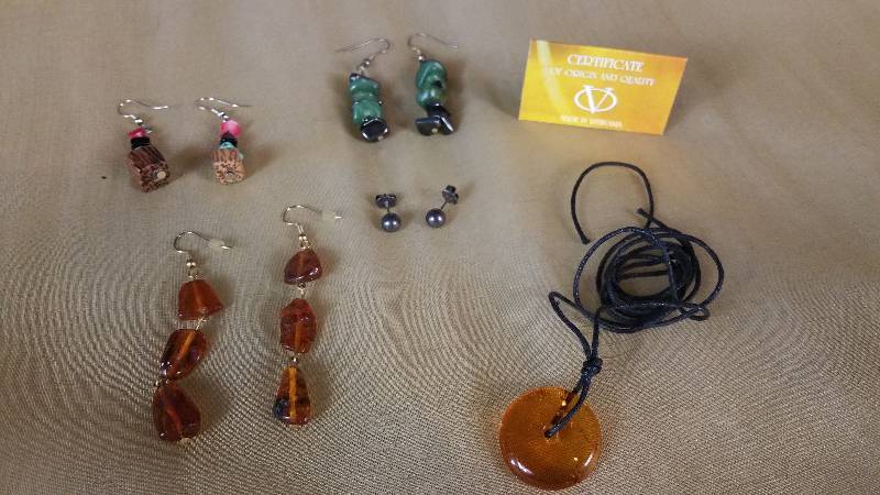 lot 95 image: Jewelry Lots w Amber Pieces