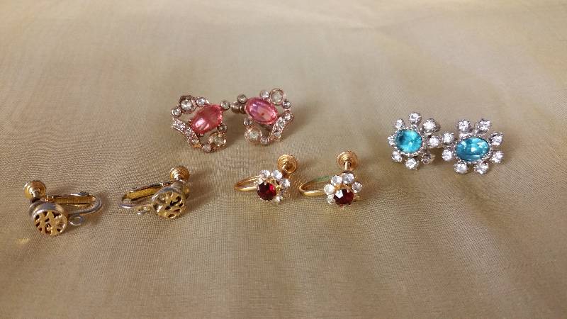lot 105 image: Vintage Jeweled Clip On Earrings