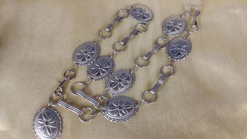 lot 107 image: Vintage Silver Metal Belt