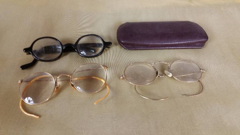 lot 110 image: Lot of (3) Vintage  Antique Glasses  Case