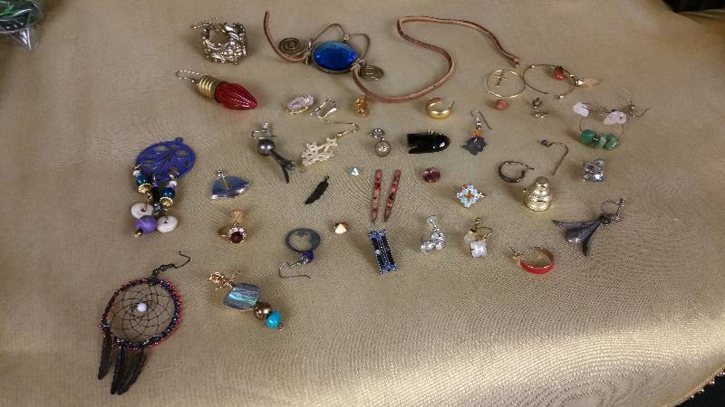 lot 113 image: Larger Lot of Misc Jewelry