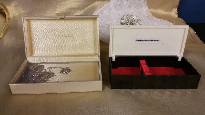 lot 117 image: Lot of (2) Vintage Jewelry Boxes - Este Lauder