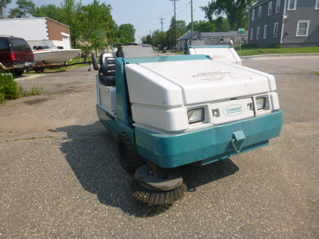 lot 2 image: Tennant 385 Sweeper Vacuum