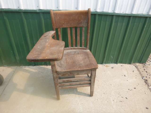 lot 7 image: Vintage School Desk