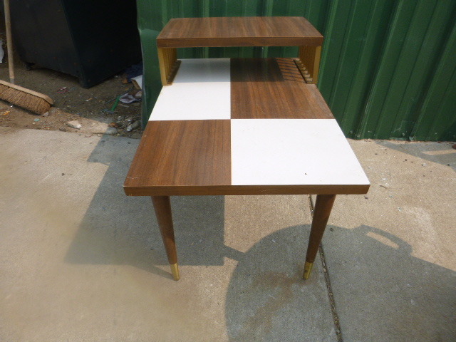 lot 10 image: End Table