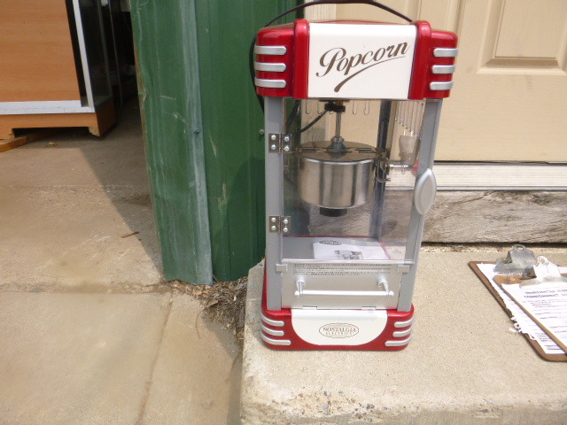 lot 17 image: Nostalgia Electrics Small Popcorn Popper