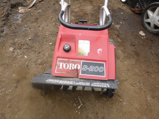 lot 19 image: Toro S-200 Snow Thrower