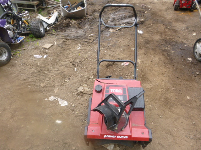 lot 20 image: Toro CCR2500 Snow Thrower