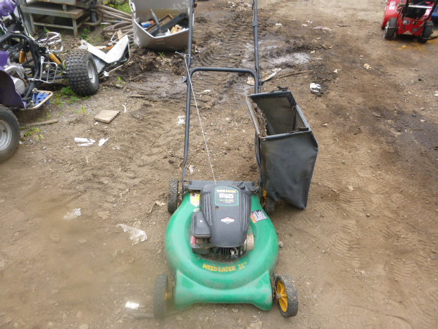 lot 22 image: Weed Eater Push Lawn Mower