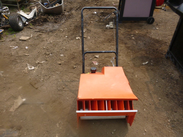 lot 27 image: Simplicity Snow Thrower