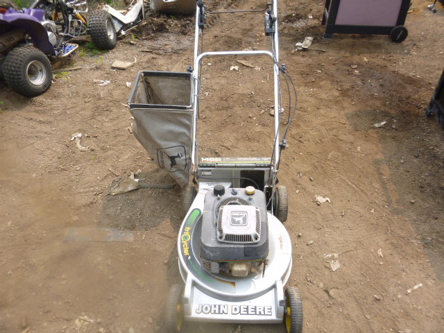 lot 28 image: John Deere Lawn Mower