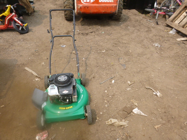 lot 29 image: Weed Eater Push Lawn Mower