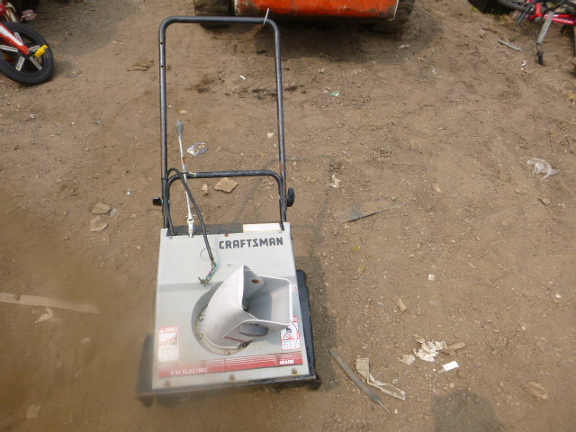 lot 32 image: Craftsman Snow Thrower