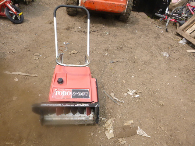 lot 33 image: Toro S-200 Snow Thrower