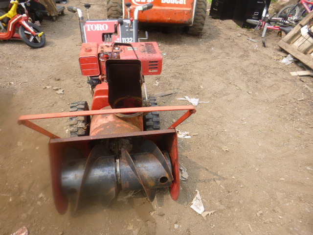 lot 34 image: Toro 1132 Snow Blower